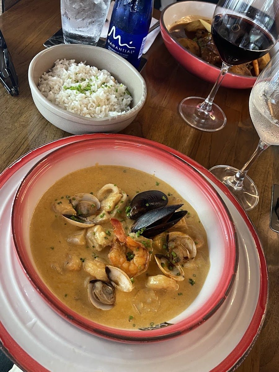 Mejillones y almejas en caldo — Cortés