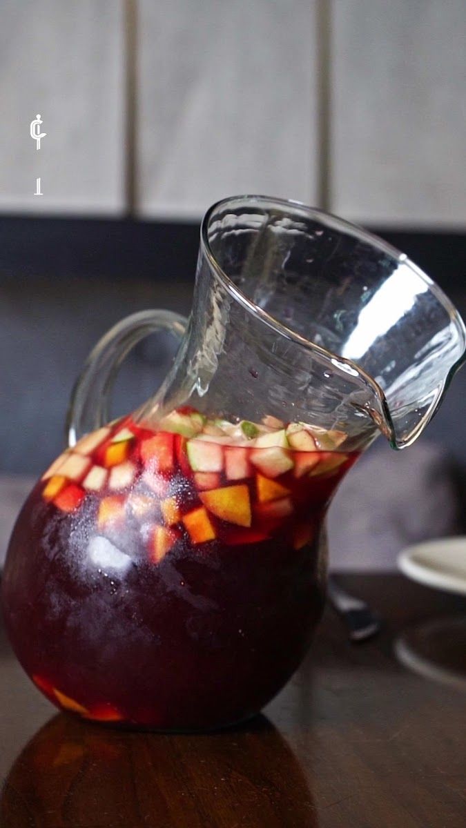 Jarra de vino con frutas — Cortés