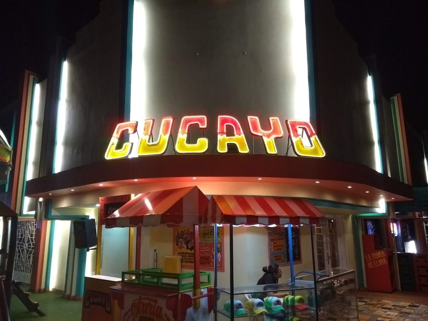 Fachada iluminada — Cucayo - Cocina De Aquí