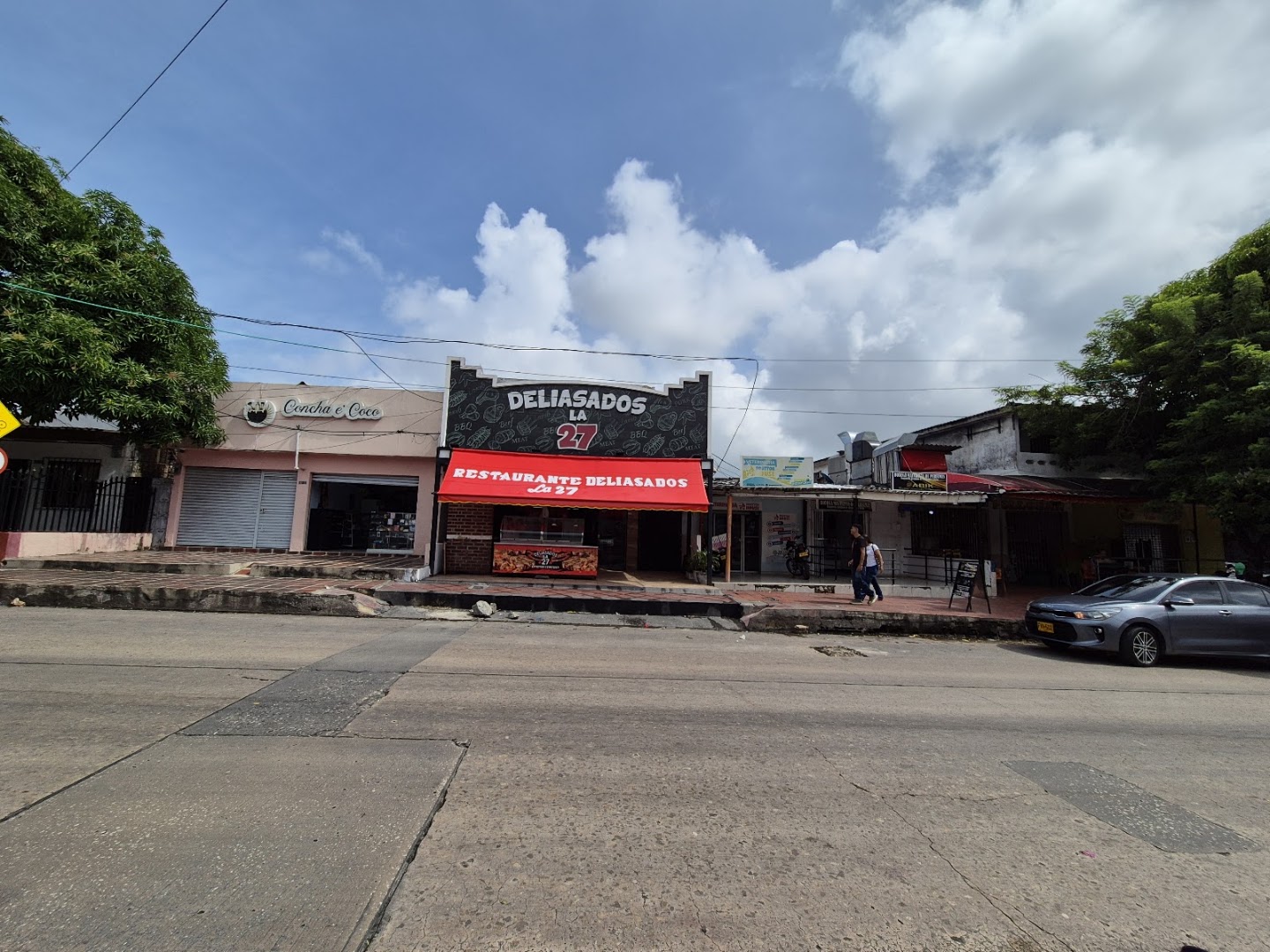 Fachada frente al parqueadero — DeliasadosLa27