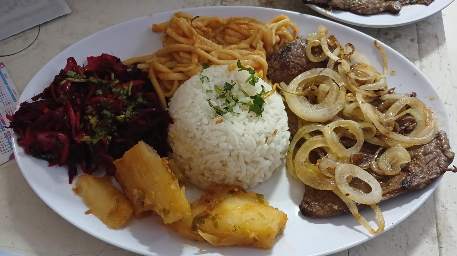 Bandeja con carne y ensalada — DeliasadosLa27
