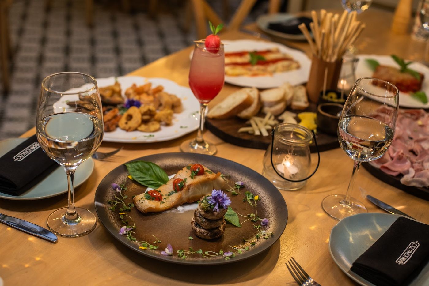 Mesa con vino y entradas — Don Ignazio Restaurante Barranquilla