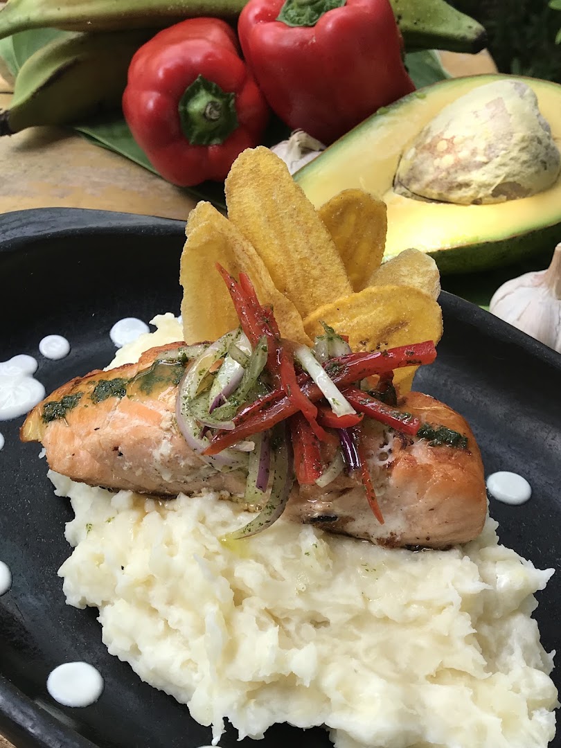 Pescado guisado con patacón y aguacate