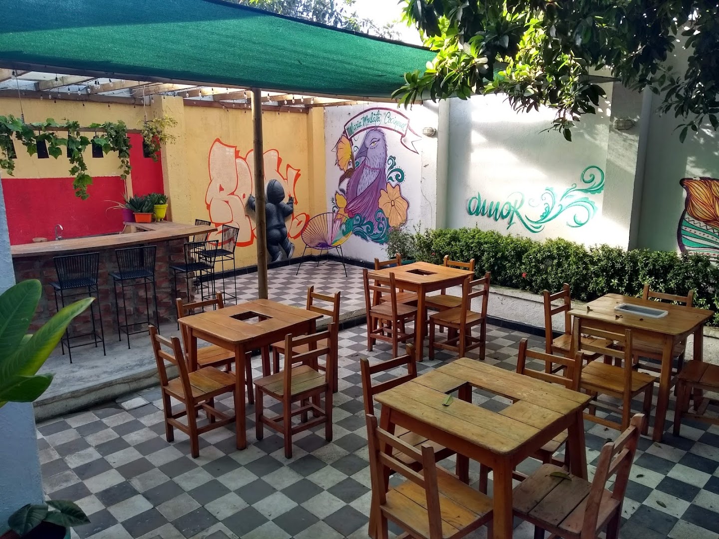 Patio con mesas al aire libre — Donde Mama