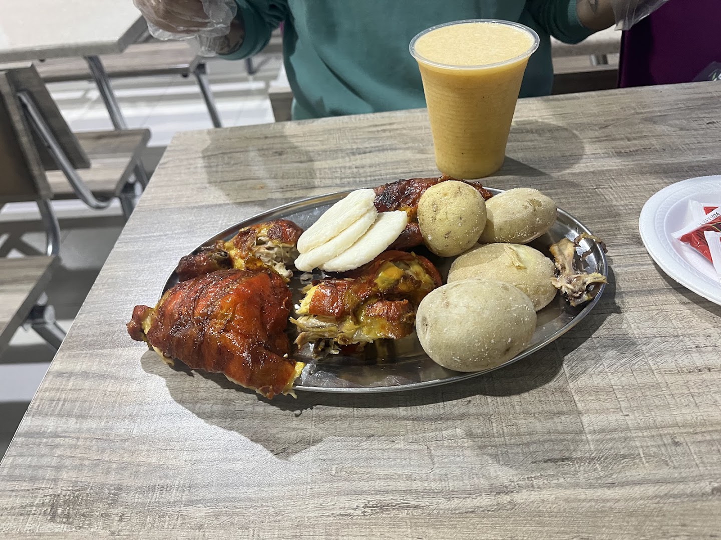 Pollo asado con arepa, papas y jugo natural
