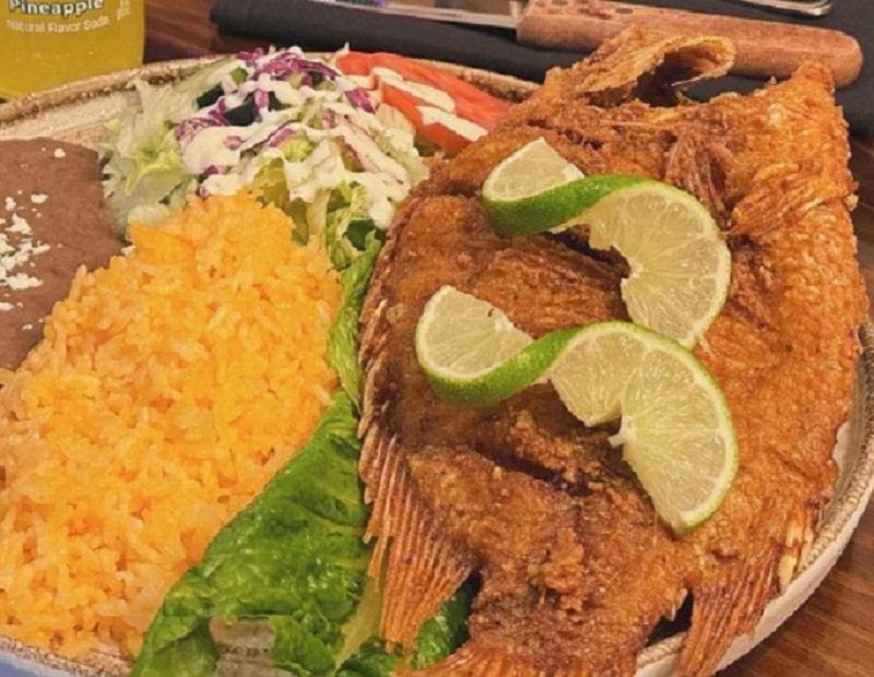 Pescado frito entero con arroz y ensalada