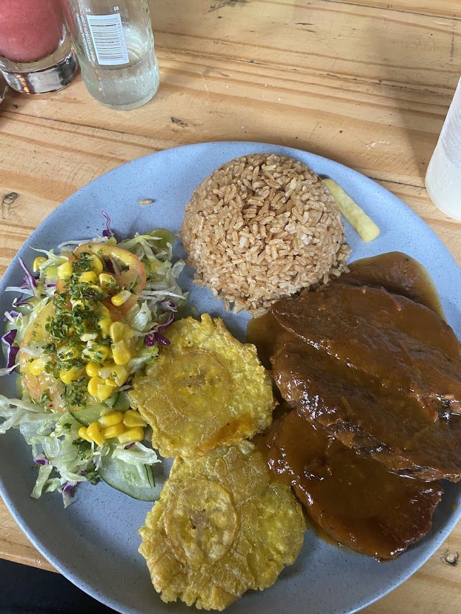 Carne en salsa y patacón — El Patio De La 21
