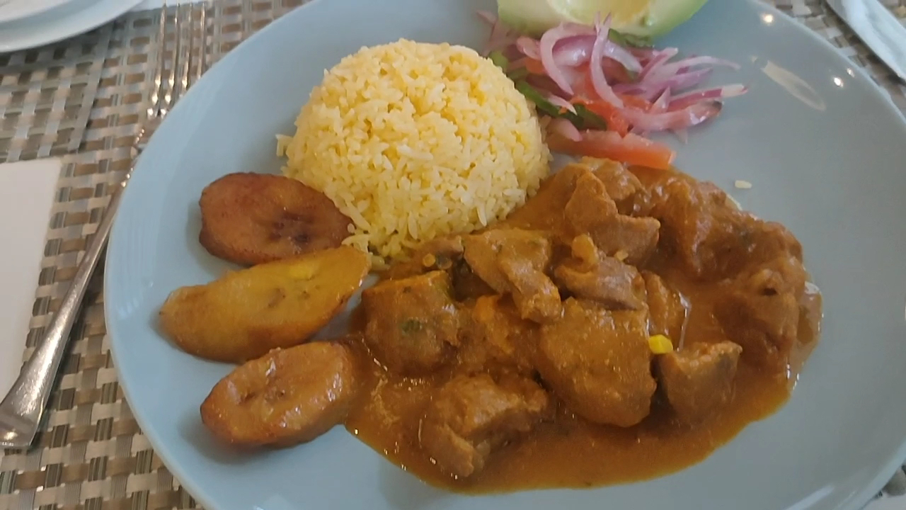 Carne guisada con arroz, platano y ensalada