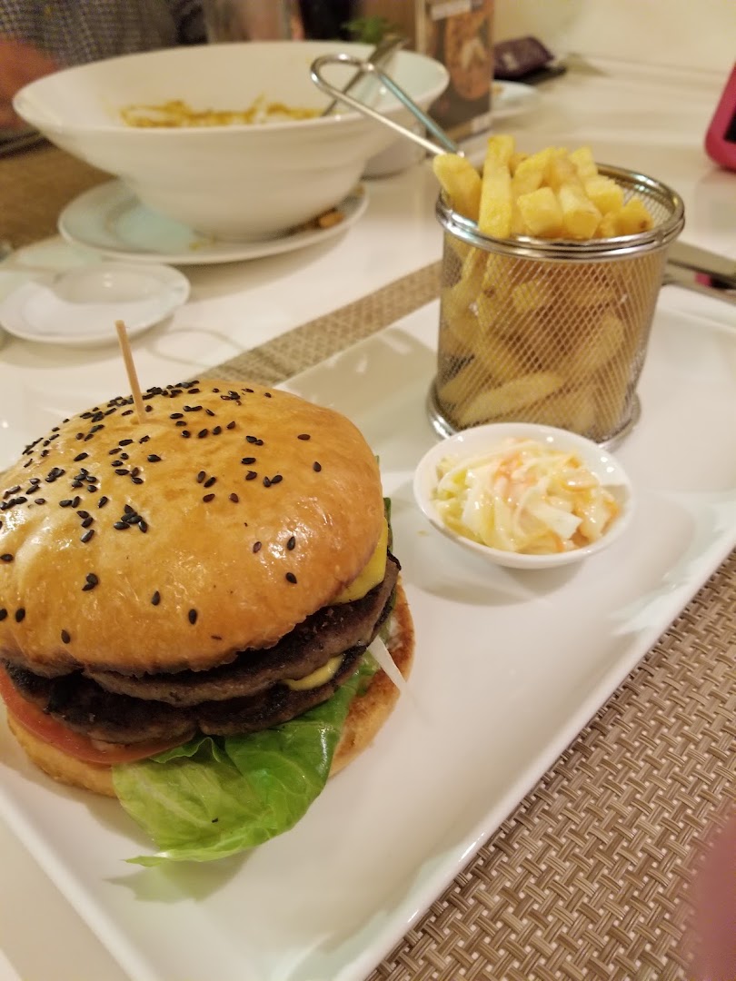 Hamburguesa con papas — El Patio