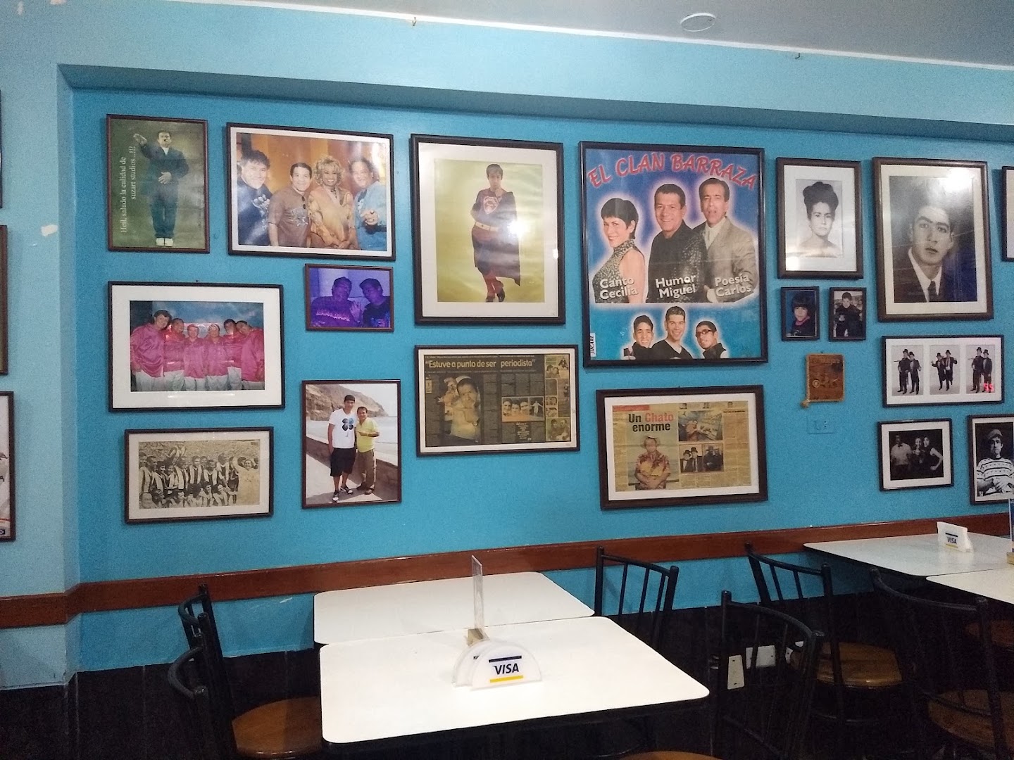 Pared con fotos de años — El Rincón Del Chato Barraza