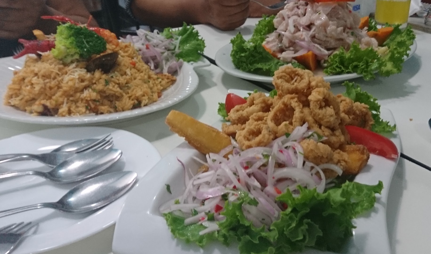 Plato mixto de ceviche y chicharrón