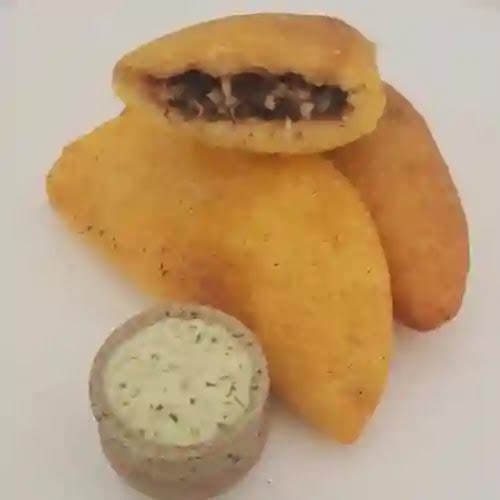 Empanadas caseras rellenas, abiertas