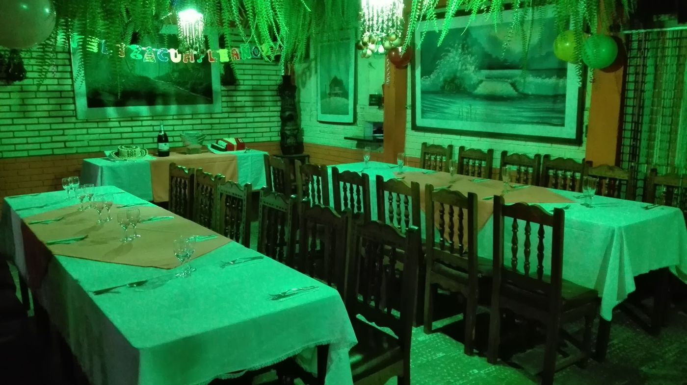 Salón con mesas largas — EL TIO
