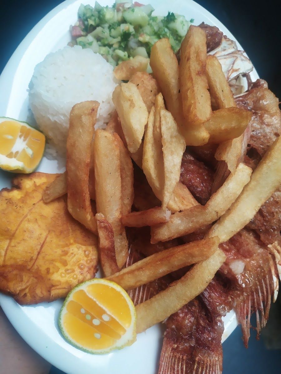 Pescado frito con papas — EL TIO