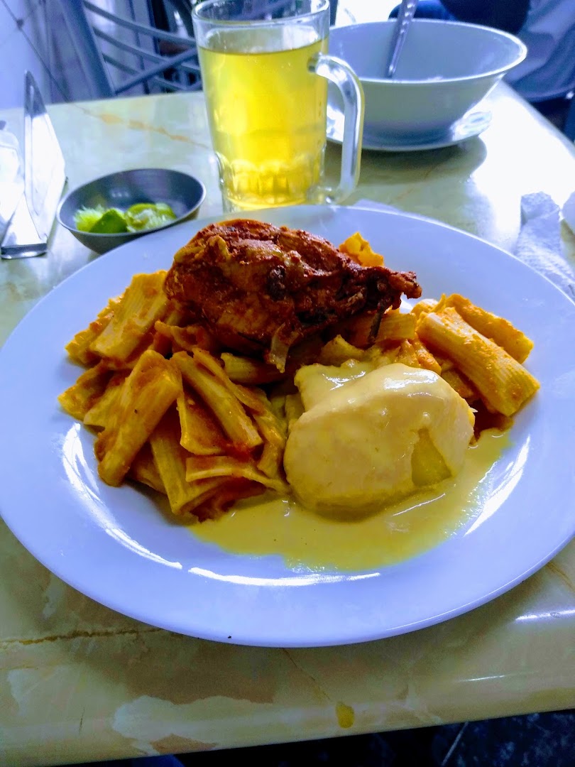 Chicharrón mixto con yuca y ensalada