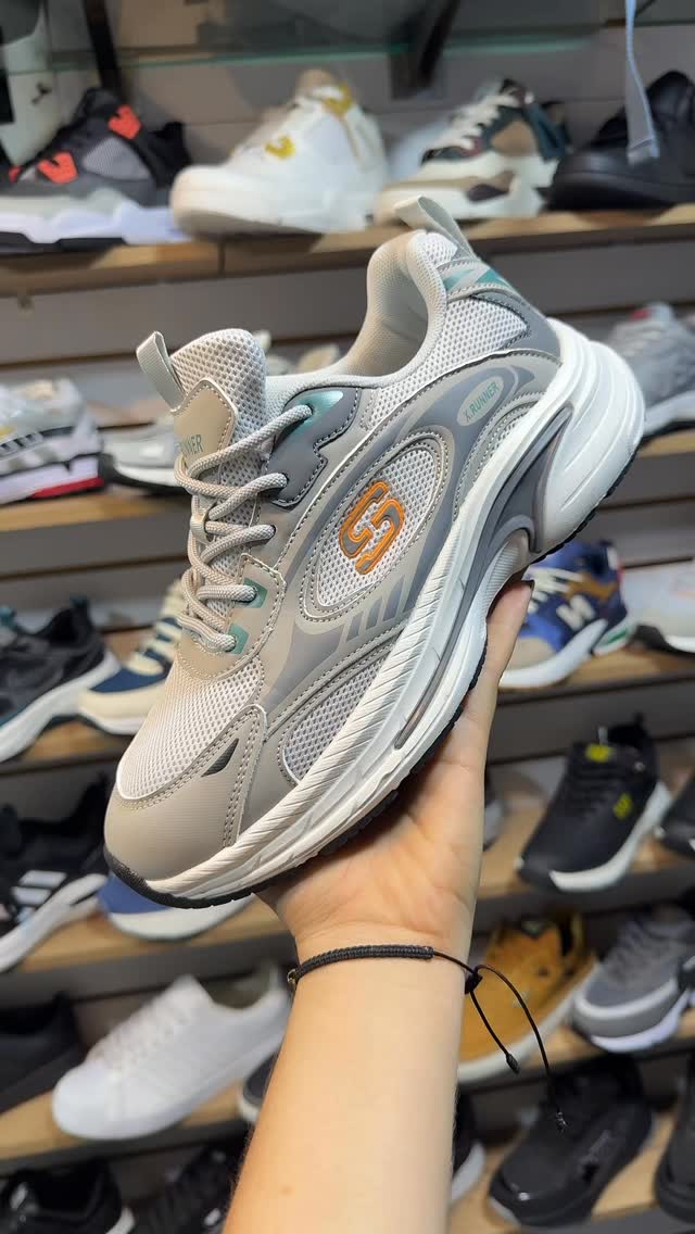 Tenis Skechers gris con detalles naranja