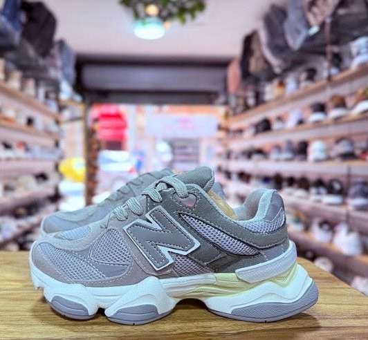 Tenis New gris en la vitrina de K&N Footwear