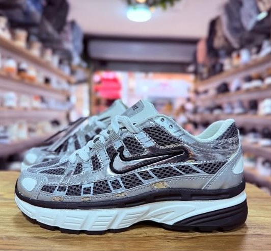 Tenis P6000 plata y negro en la tienda