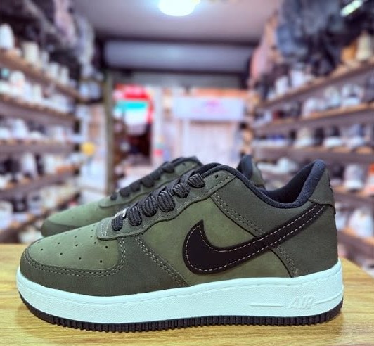 Tenis verde oliva con logo negro