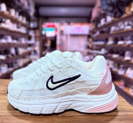 Tenis blanco con detalle rosa