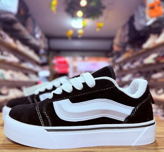 Tenis clásico negro con franja blanca