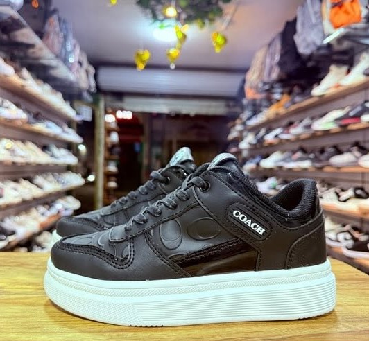Tenis negro de plataforma