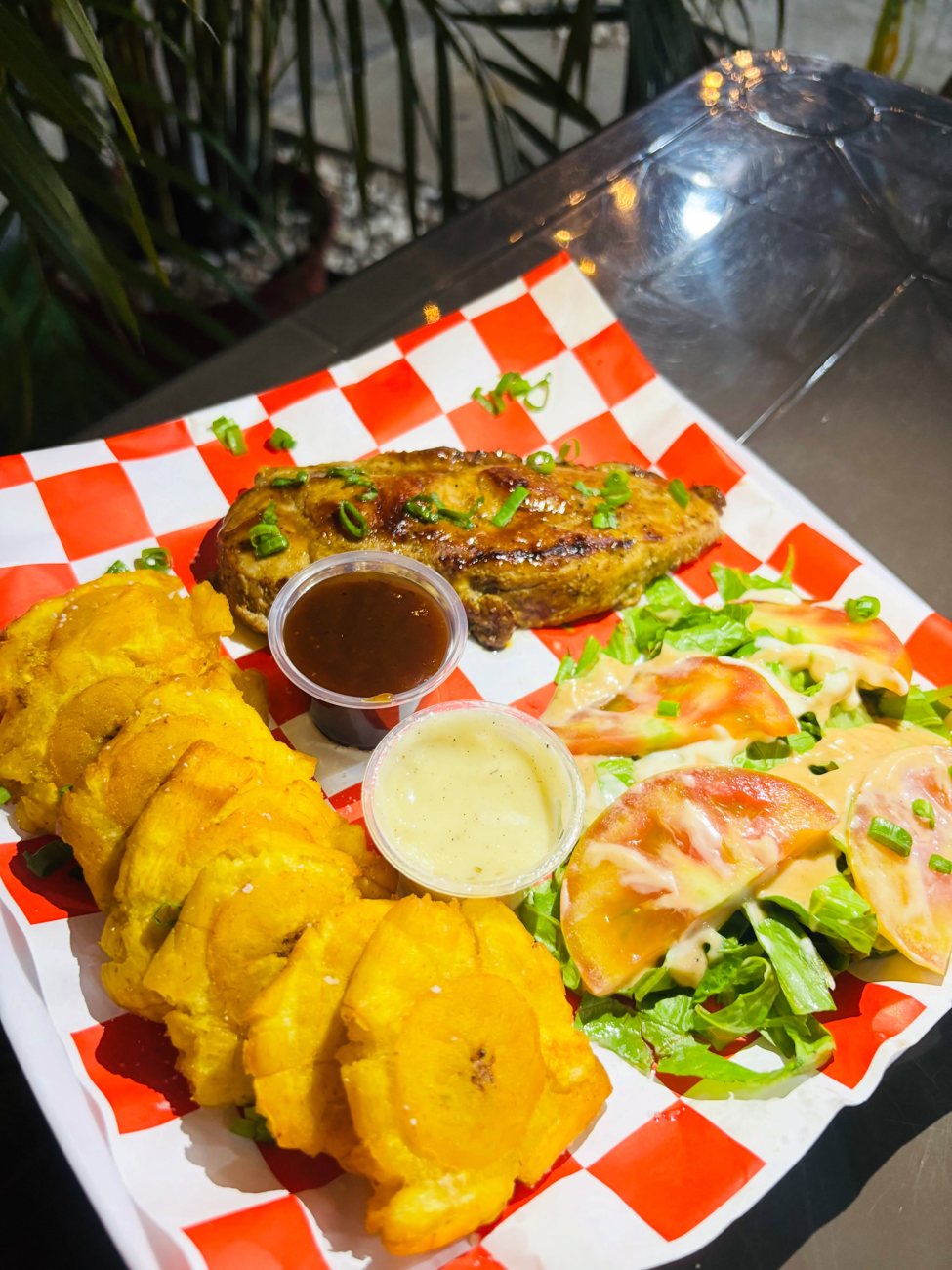 Supremo de cerdo con patacones y ensalada