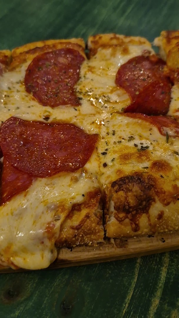 Pizza artesanal con pepperoni — Gianni's