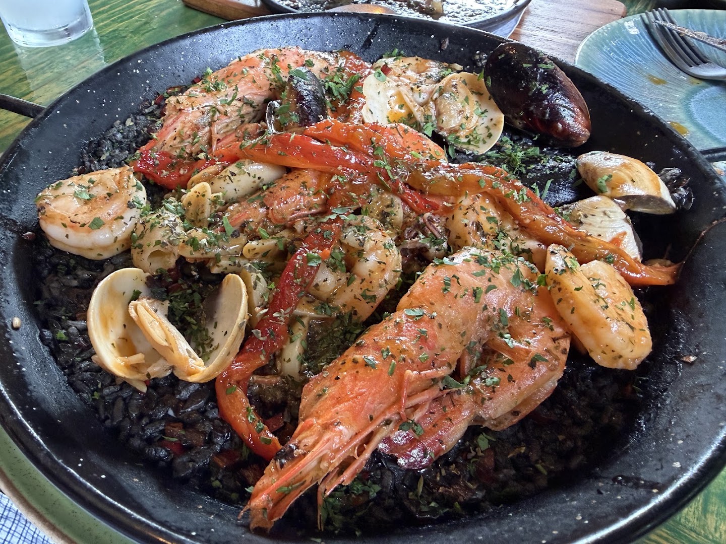 Mariscos a la parrilla con camarones y almejas
