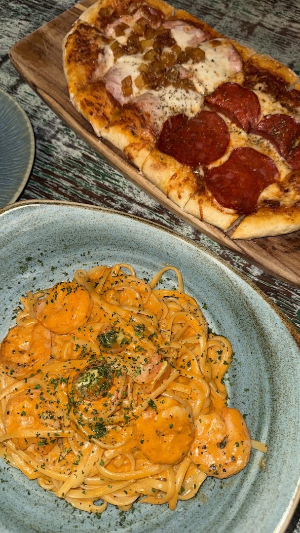 Pizza y pasta en la mesa — Gianni's