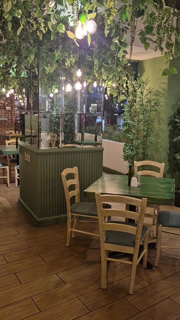 Terraza con luces cálidas — Gianni's