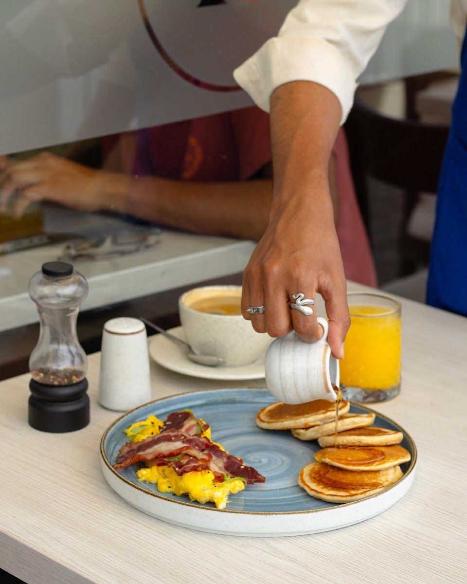 Panqueques con tocino — Íssimo Café & Restaurante