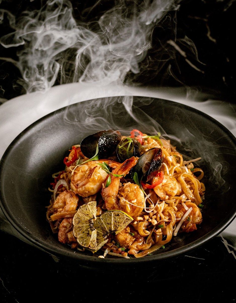 Fideos salteados con camarones — Izumi Restaurant