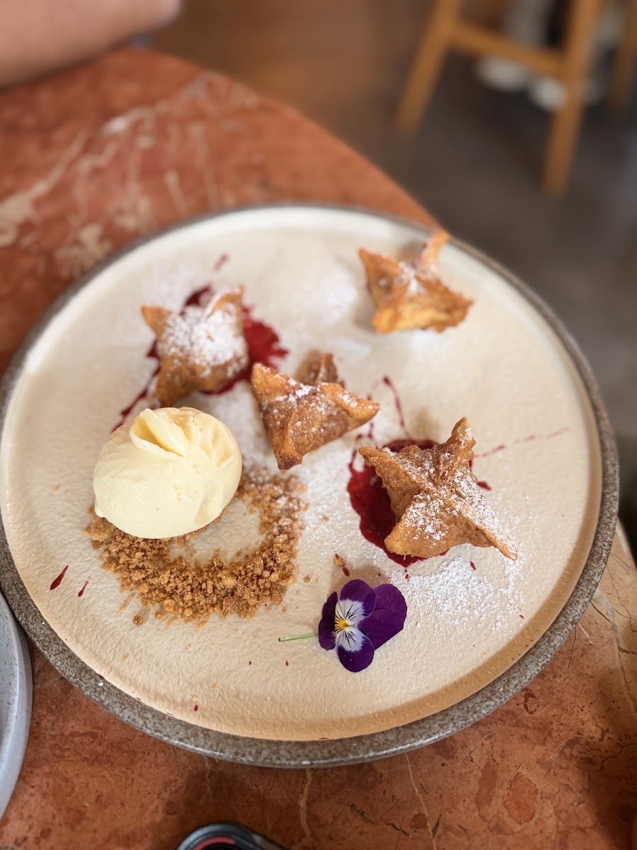 Postre con helado y flores — Izumi Restaurant