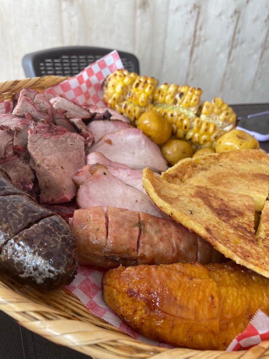 Picada con arepa y mazorca — Juan Karnes Parrilla