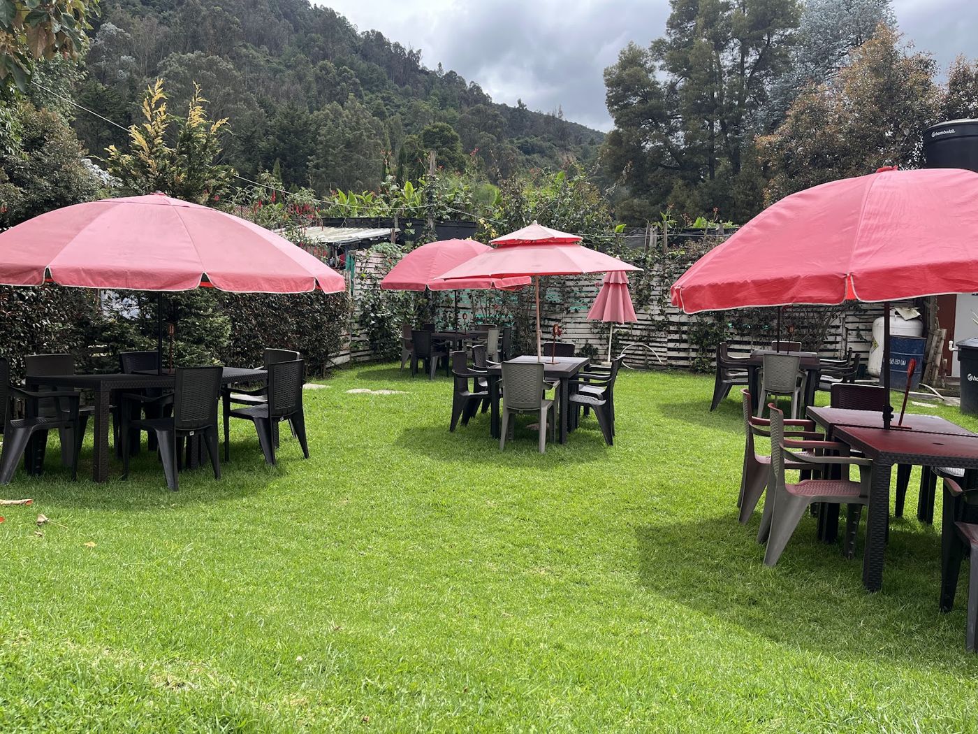 Jardín con sombrillas — Juan Karnes Parrilla