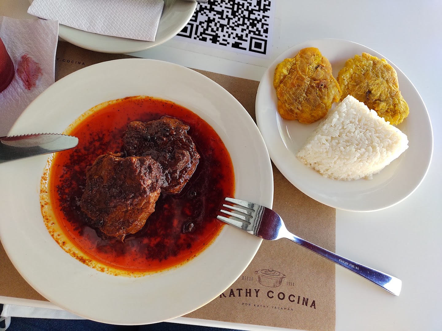 Carne en salsa roja con patacón y arroz