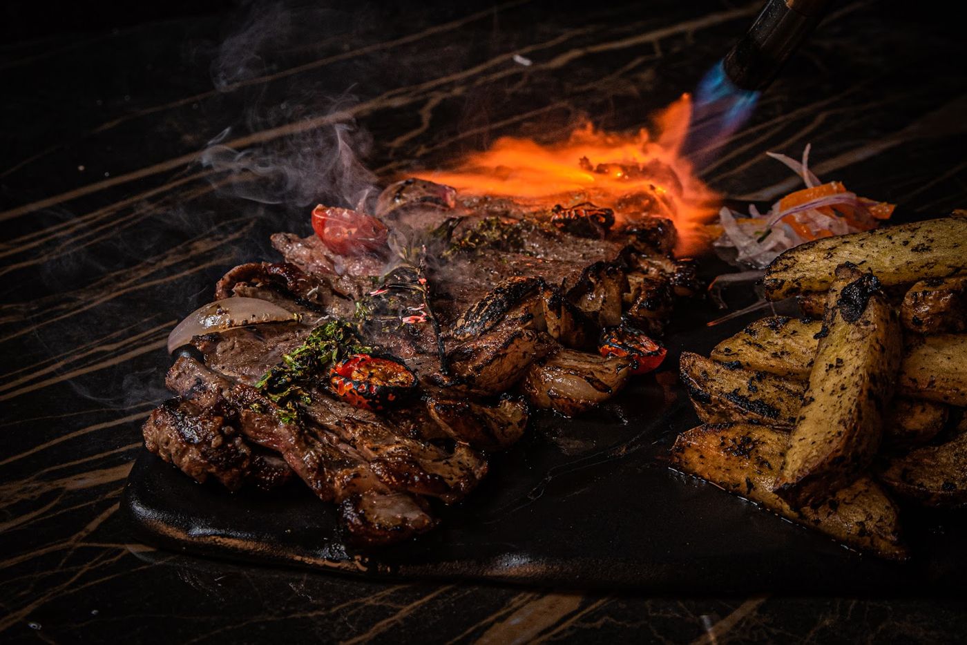 Carne flameada con papas — Kinto Elemento