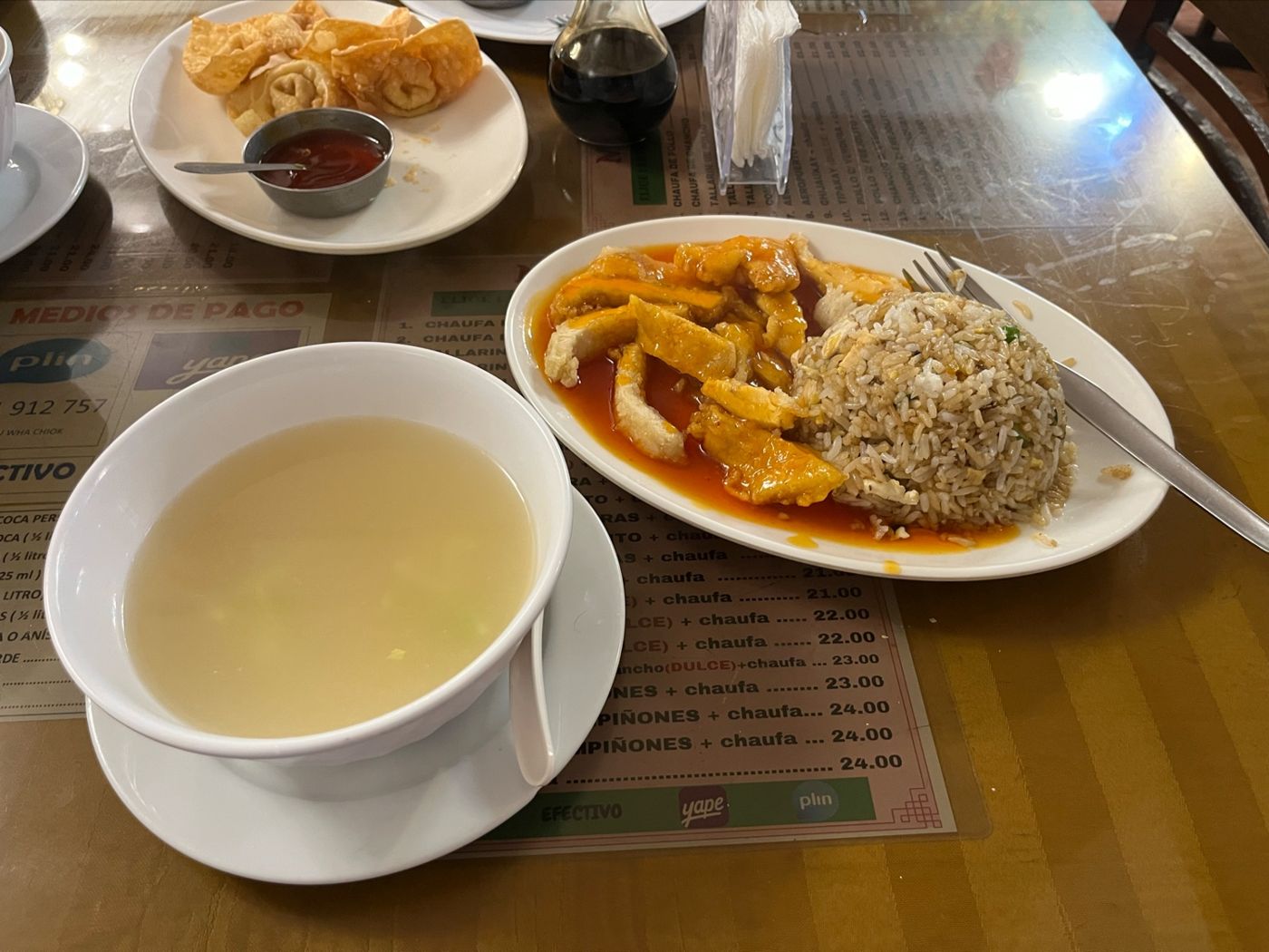 Sopa y plato de fondo — Kuon Wha Chifa