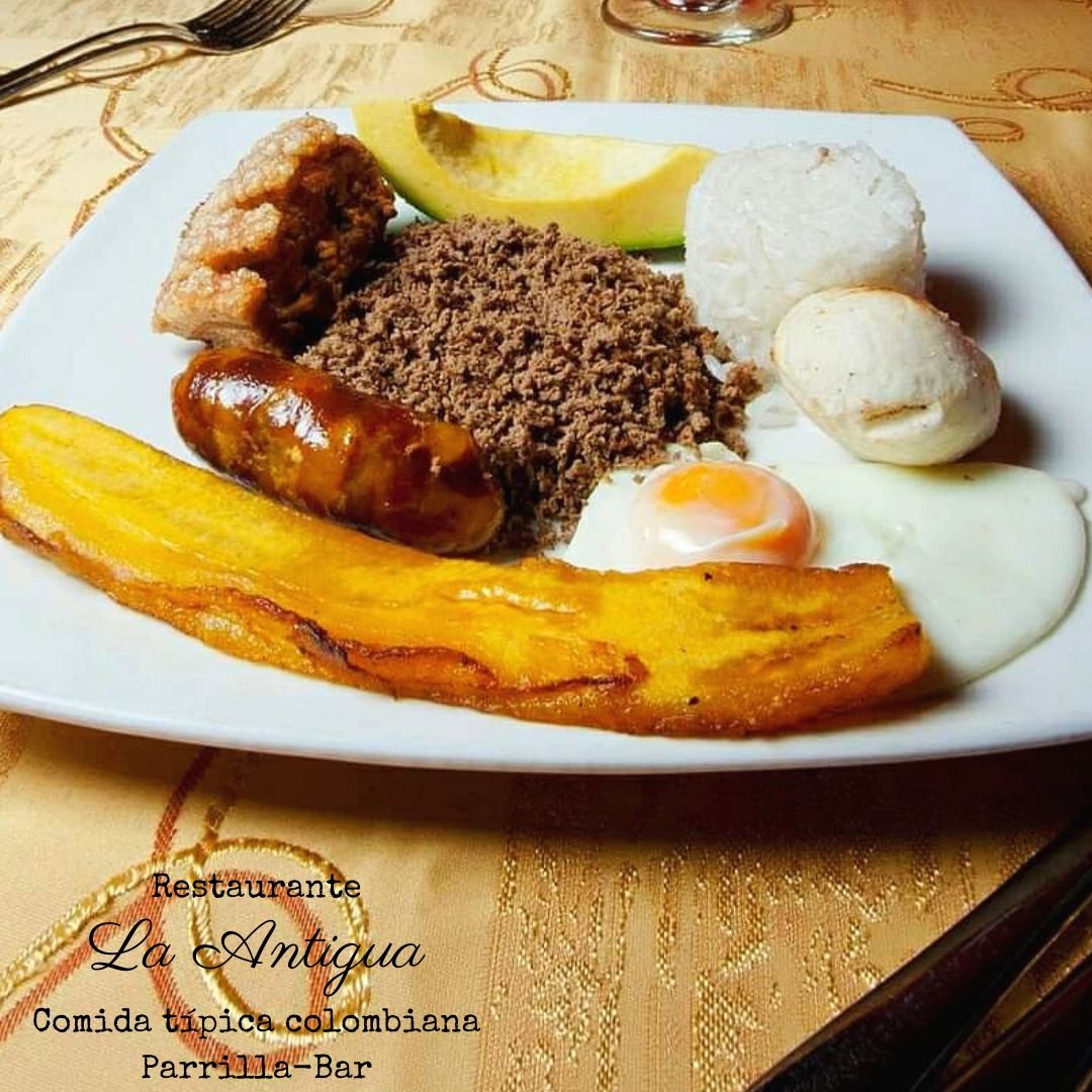 Bandeja paisa en La Antigua comida tipica colombiana parrilla y bar