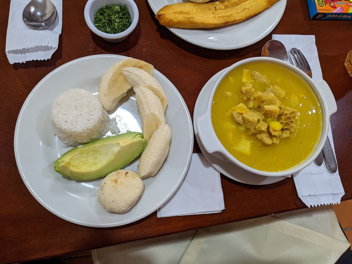 Sopa con acompañantes — La Antigua comida tipica colombiana parrilla y bar