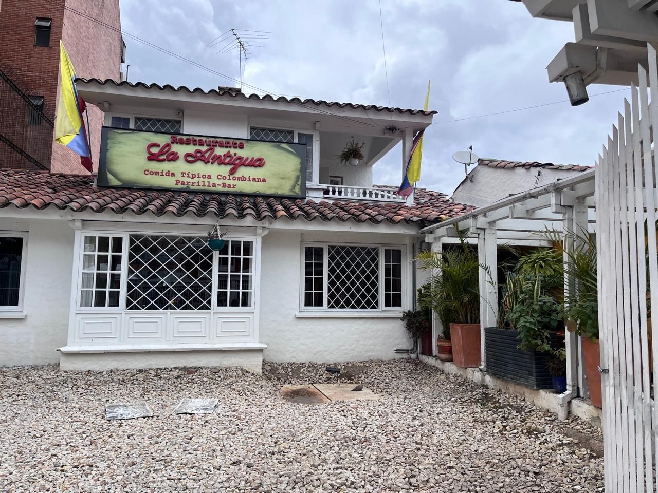 La Antigua comida tipica colombiana parrilla y bar