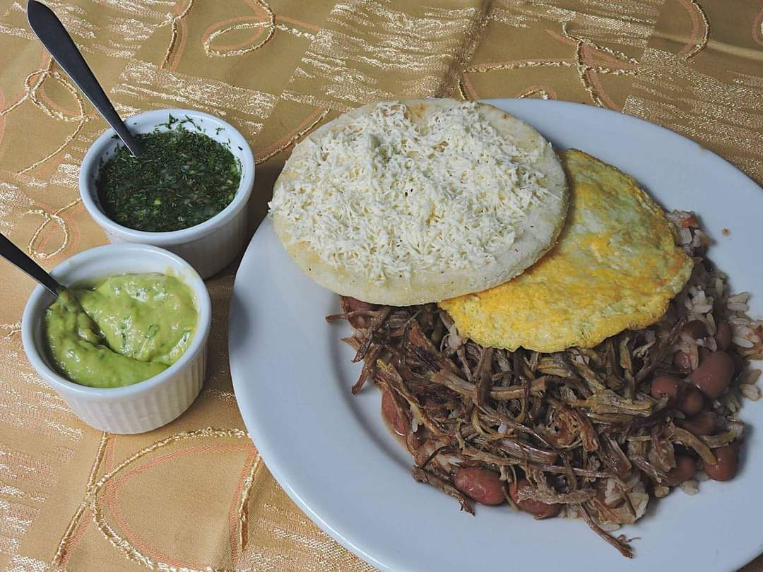 Carne desmechada con arepa — La Antigua comida tipica colombiana parrilla y bar