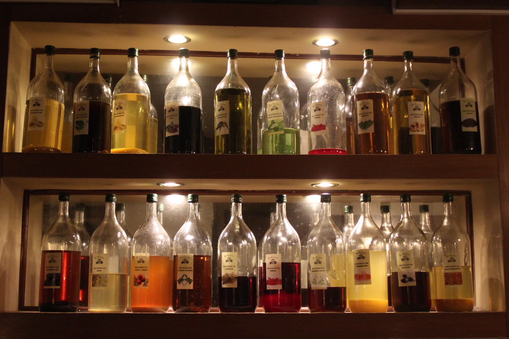 Barra con botellas — La Calesa