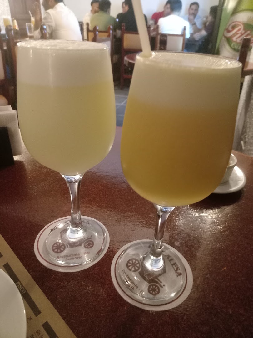 Dos copas de pisco sour