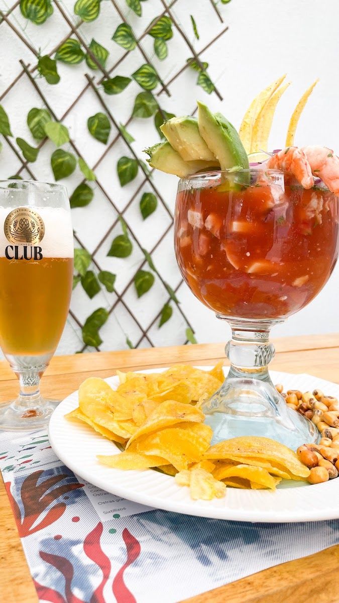 Cóctel de mariscos con chifles — La Caraway
