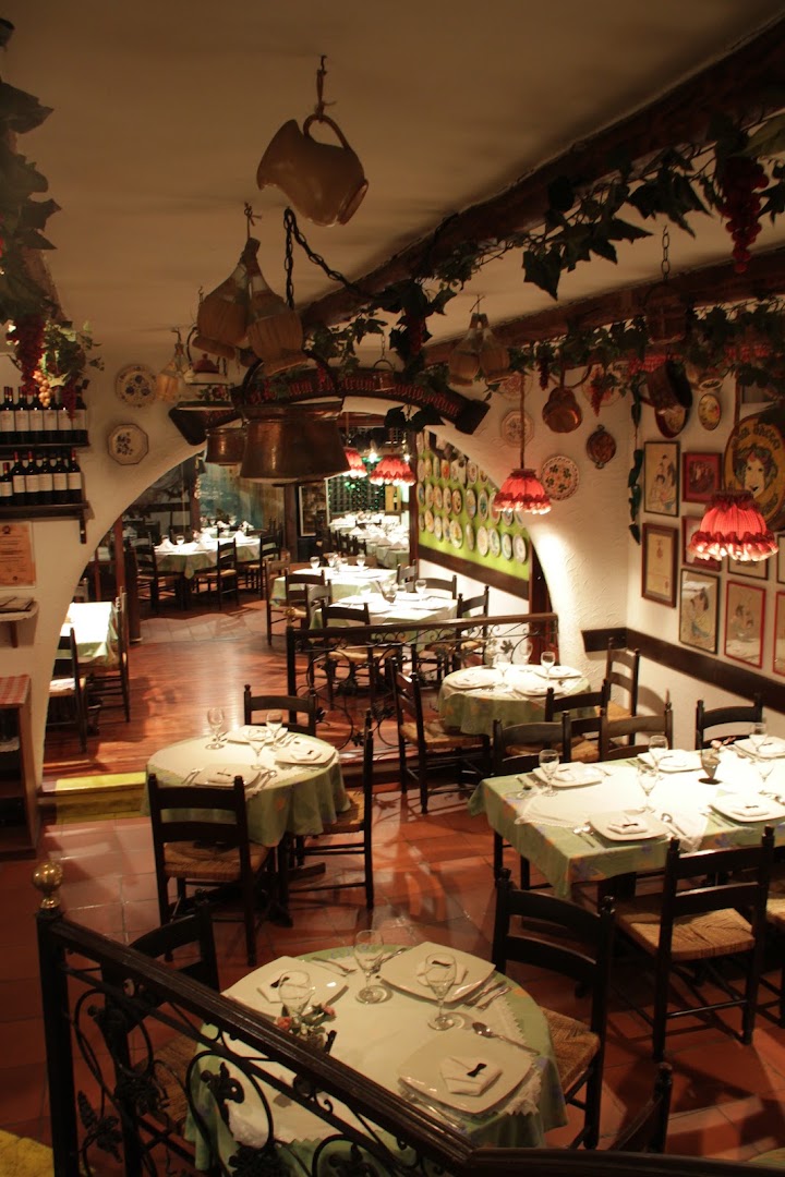 Salón rústico con ollas colgantes — La Casa Di Carlo