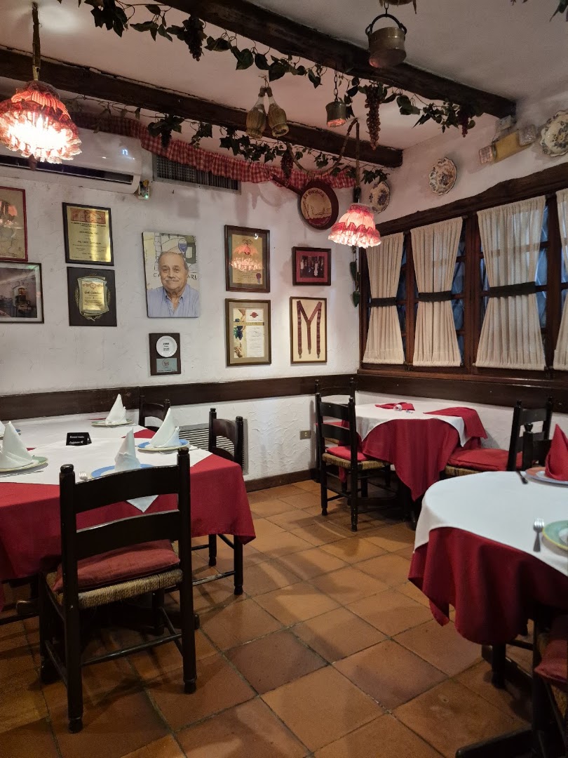Salón con manteles rojos — La Casa Di Carlo