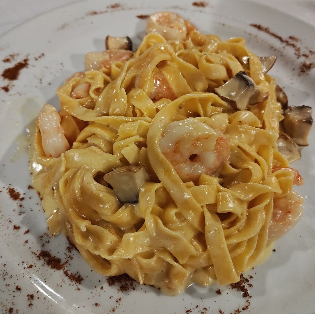 Fettuccine con camarones y hongos