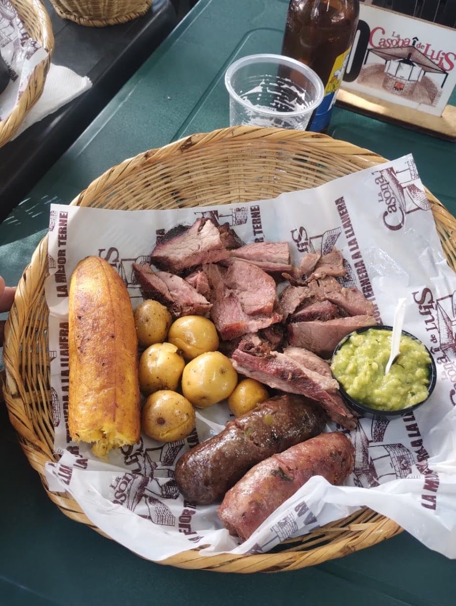 Canasta de carnes y papas — La Casona de Luis
